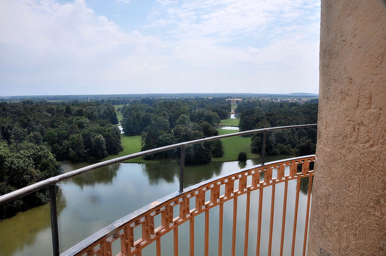 Ausblick vom Minarett über Teile des Landschaftsparks zum Schloss Lednice