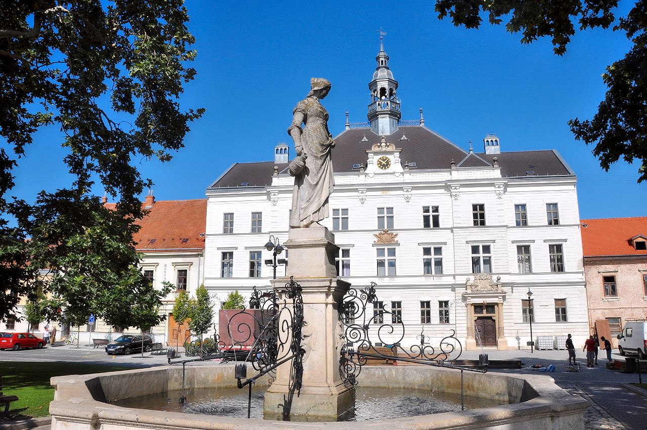 Brunnen am Hauptplatz von Valtice mit dem Rathaus