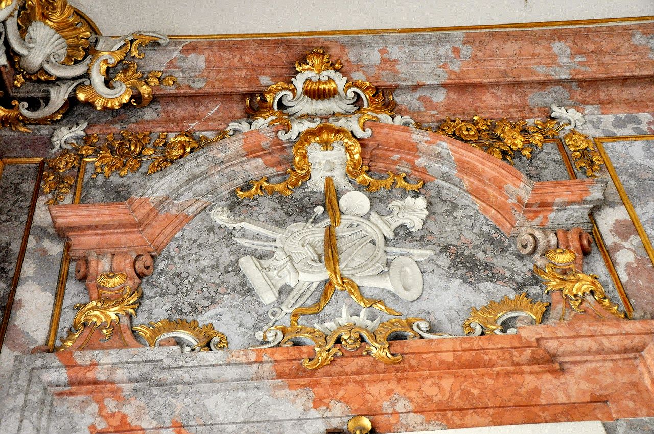 Die Wände des Speisesaals sind reich mit Stuckmarmor (stucco lustro) versehen. Die historische Musikinstrumente zeigenden kunstvollen Ornamente sind reich vergoldet.