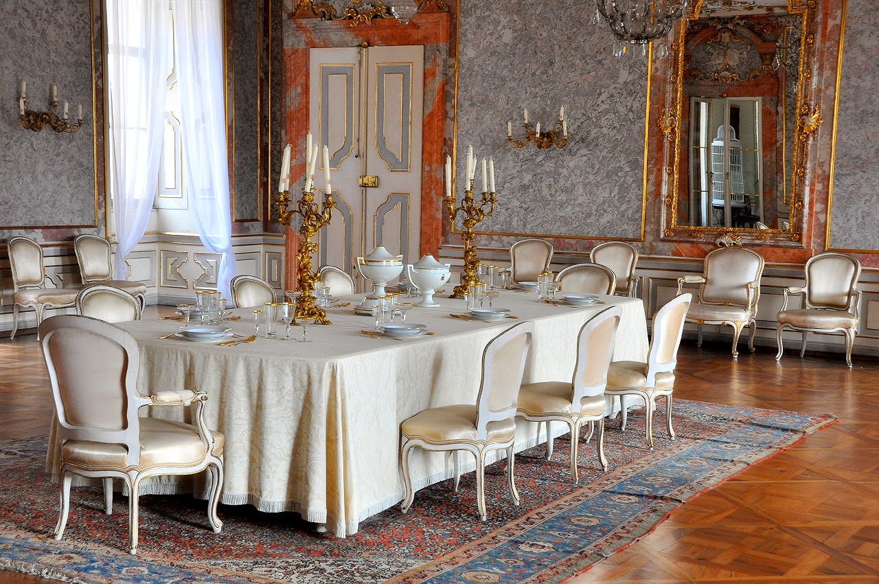 Im Rokokostil ist der größte Saal des Schlosses ausgeschmückt, der Speisesaal. die Wände sind reich mit Stuckmarmor (stucco lustro) versehen, viele der kunstvollen Ornamente sind vergoldet.