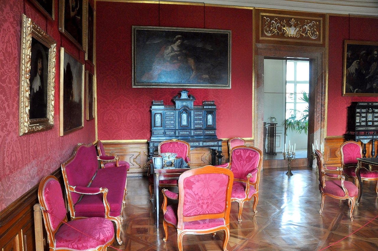 Der Olympischer Salon genannte Raum glänzt mit wertvoller Ausstattung, die Gemälde stammen u.a. von P. Breugel.