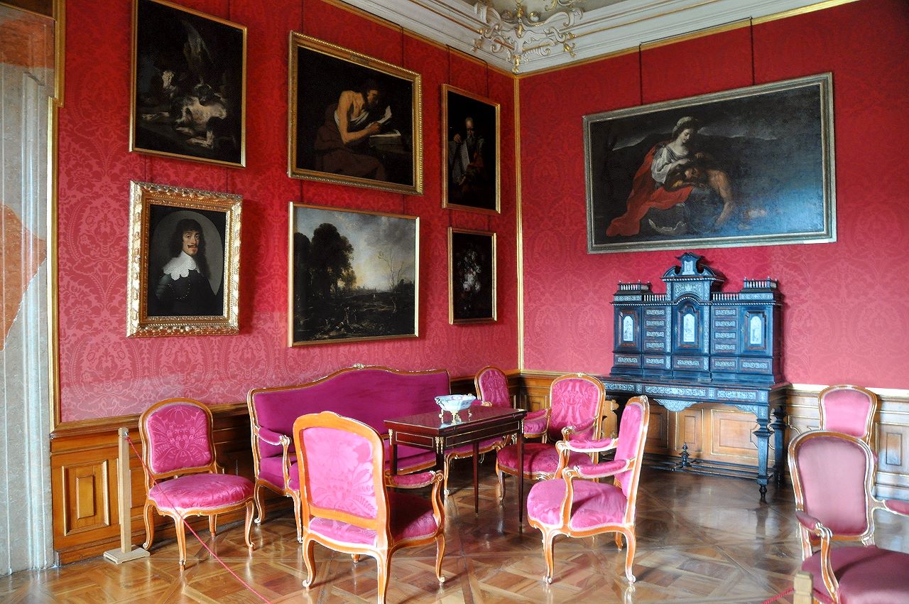 Der Olympischer Salon genannte Raum glänzt mit wertvoller Ausstattung, die Gemälde stammen u.a. von P. Breugel.