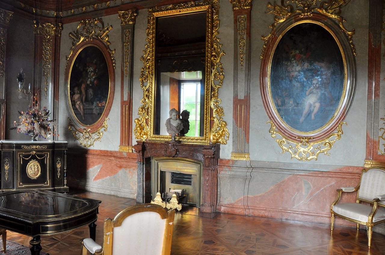 Das Marmorkabinett war das Boudoir der Fürstin. Wie im ganzen Piano nobile (Hauptgeschoss) sind die kunstvollen Parkettböden noch im Original erhalten. 