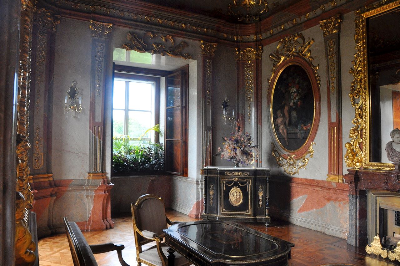 Am Ende einer barocken Enfilade sollte ein besonders reich dekorierter Raum Bewunderung hervorrufen. Das Marmorkabinett war das Boudoir der Fürstin.