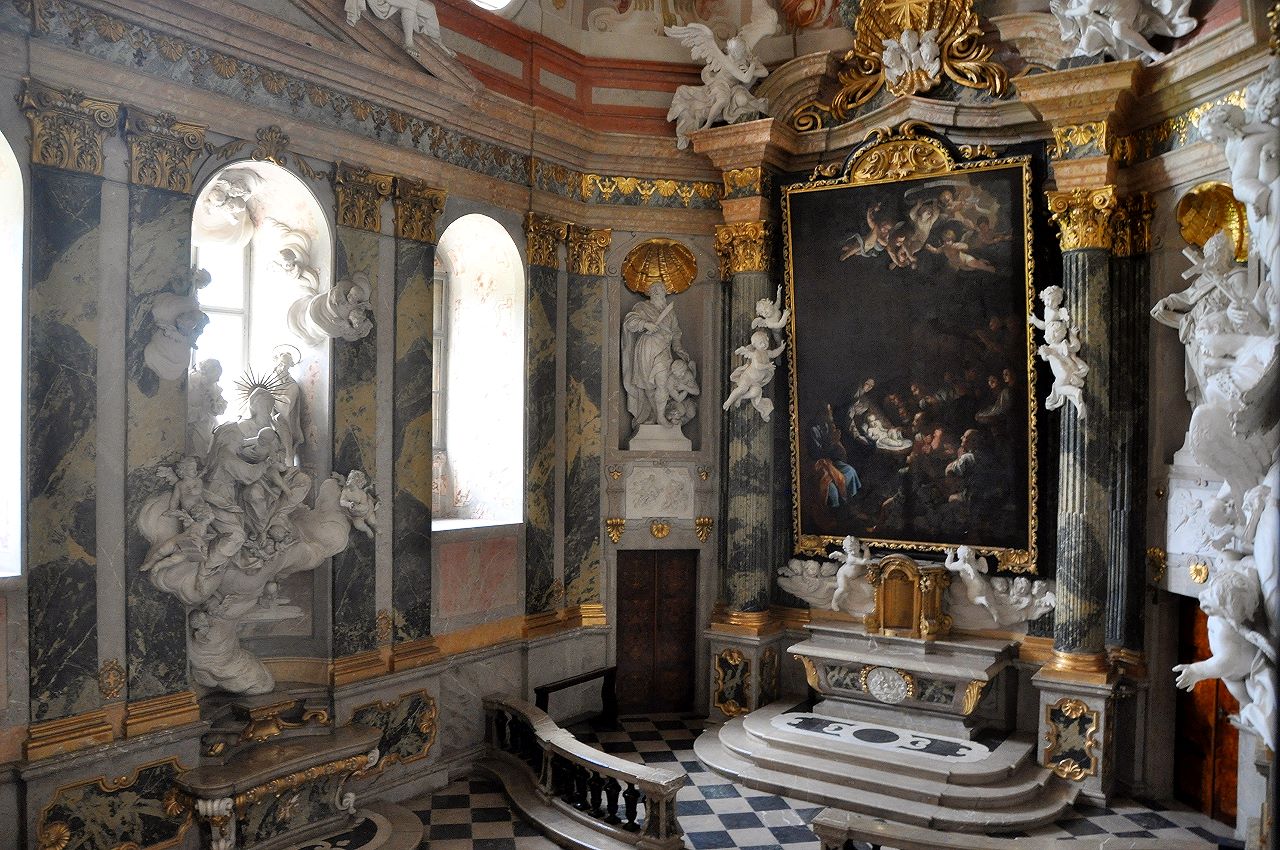 Die hochbarocke Schlosskapelle wurde wie große Teile des Barockumbaus vom Architekten Antonio Beduzzi gestaltet und 1726 eingeweiht. ein Priester gehörte zu den Angestellten der fürstlichen Familie. Betrachtet man das Schloss von Aussen, so ist die große zweigeschossige Kapelle nicht zu erkennen.