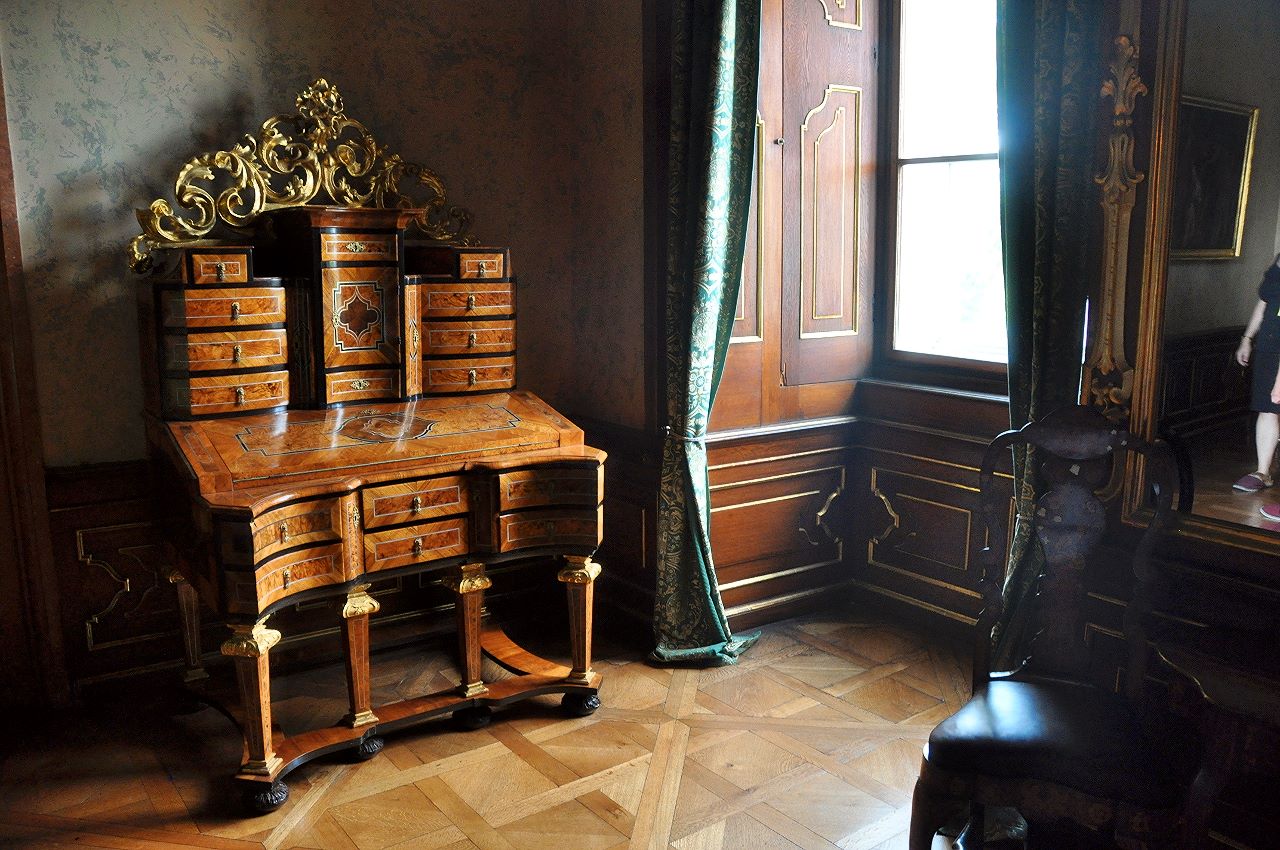 Kostbarste Möbel und Gemälde schmücken das Arbeitszimmer des Fürsten.
