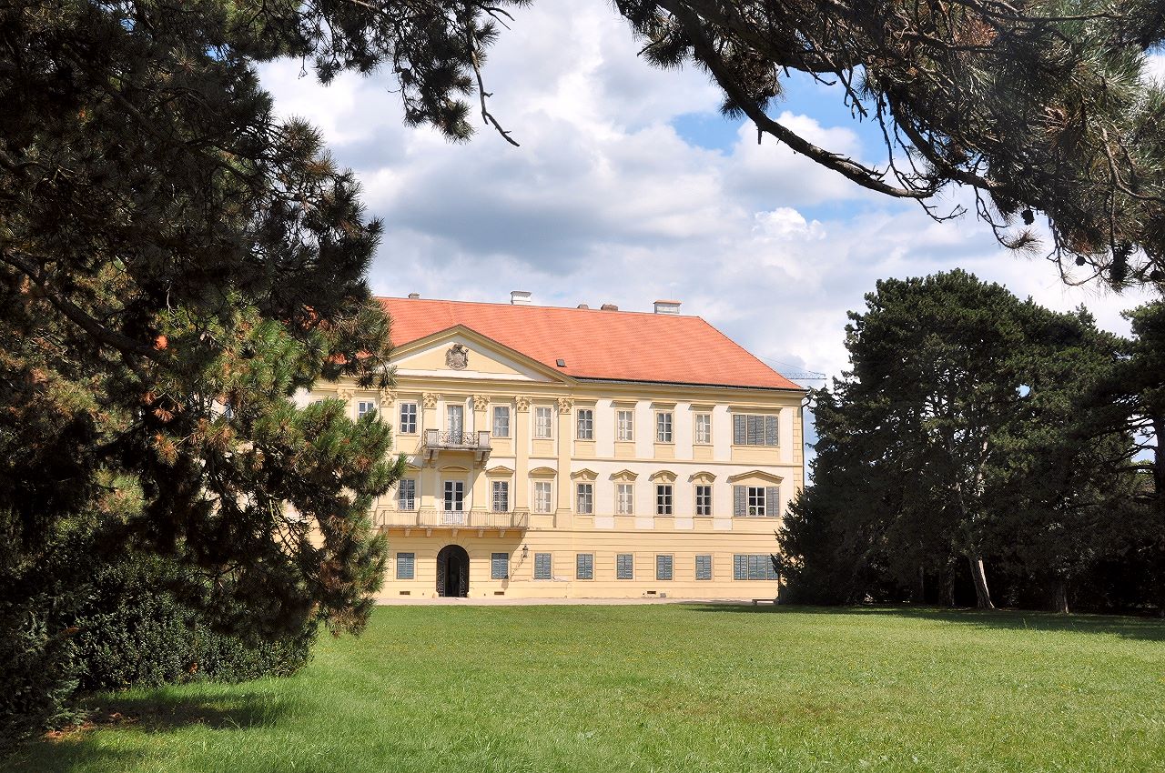 Die südliche parkseitige Ansicht des Schlosses Feldsberg/Valtice