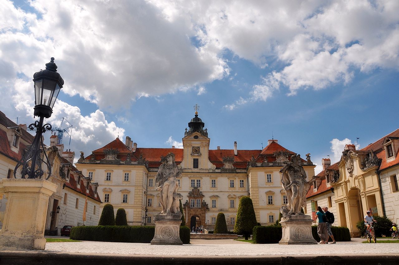 Der Vorplatz und die barocke Nordfassade des Schlosses Feldsberg/Valtice