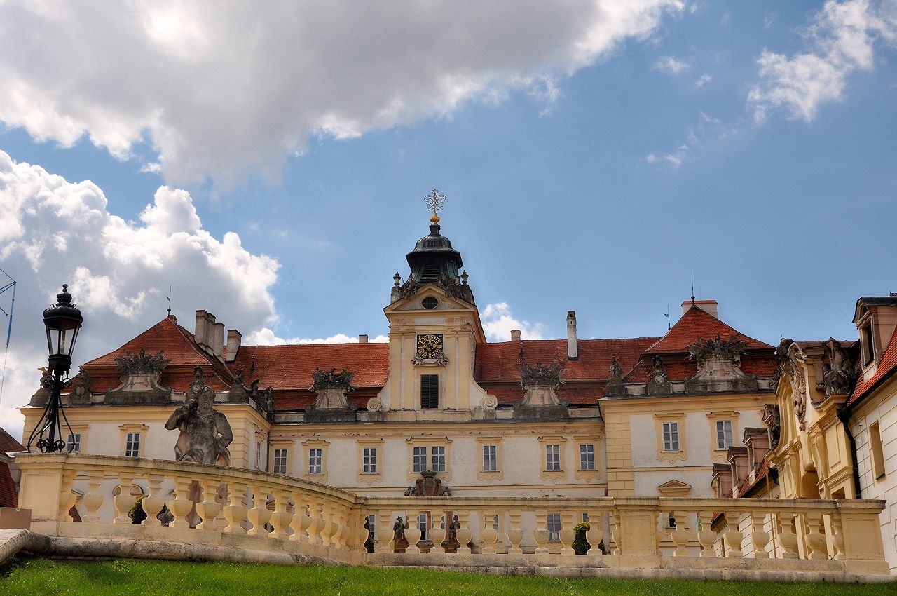 Der Vorplatz und die barocke Nordfassade des Schlosses Feldsberg/Valtice