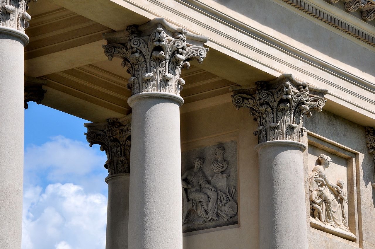 Korinthische Säulen und Figurenschmuck nach antiken Vorbildern zieren das Kunstbauwerk des Historismus