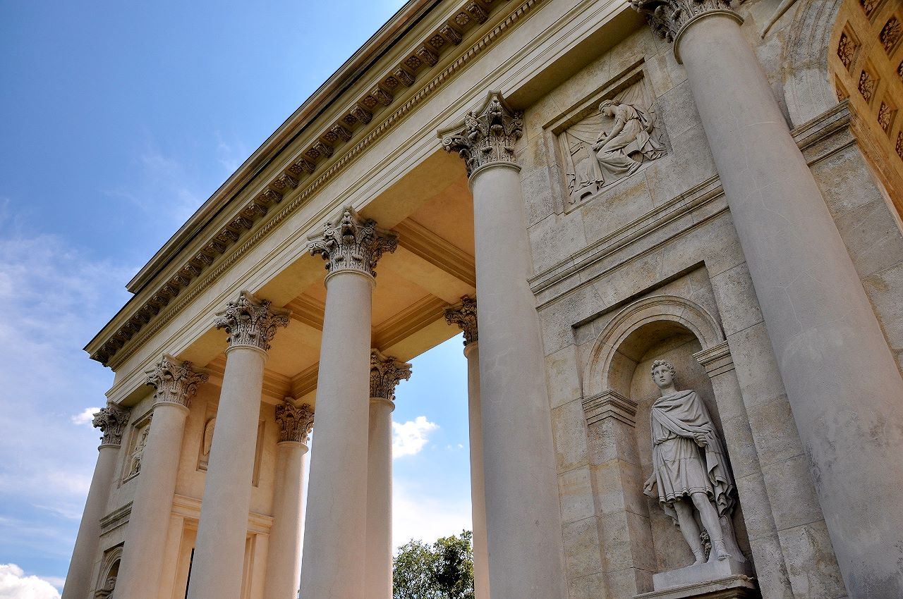 Korinthische Säulen und Figurenschmuck nach antiken Vorbildern zieren das Kunstbauwerk des Historismus