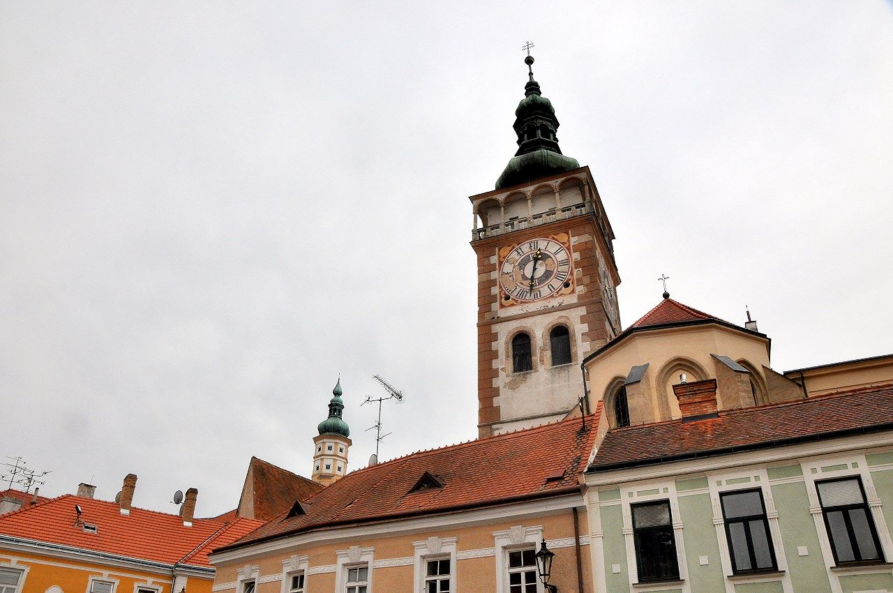Der Renaissanceturm der Wenzelskirche ist auch vom Stadtplatz aus zu sehen