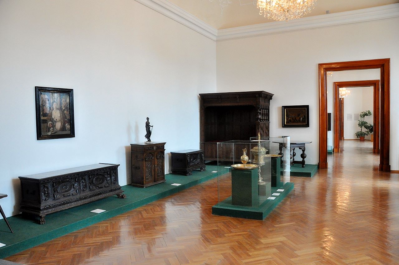 Museumssaal mit Ausstellungstücken der Gotik