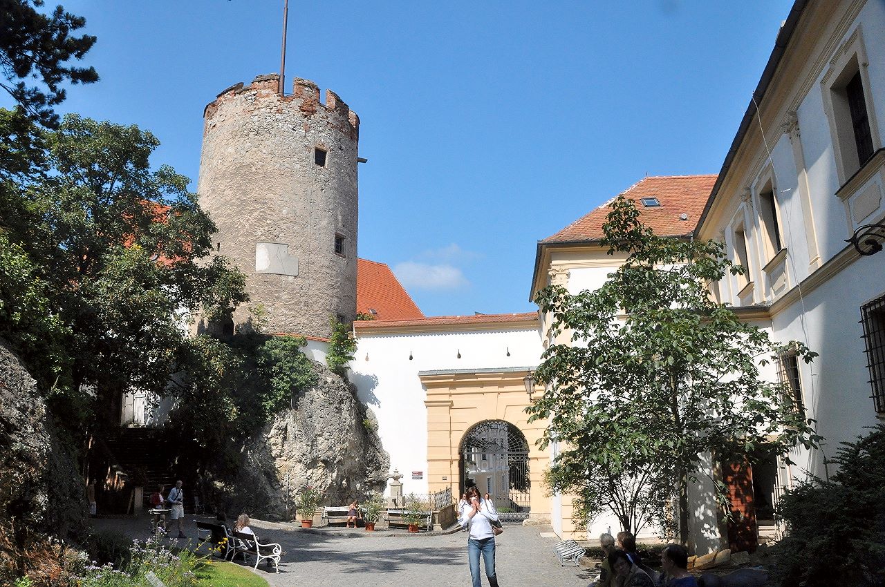 Gut bewachter Zugang zum Ersten Schlosshof