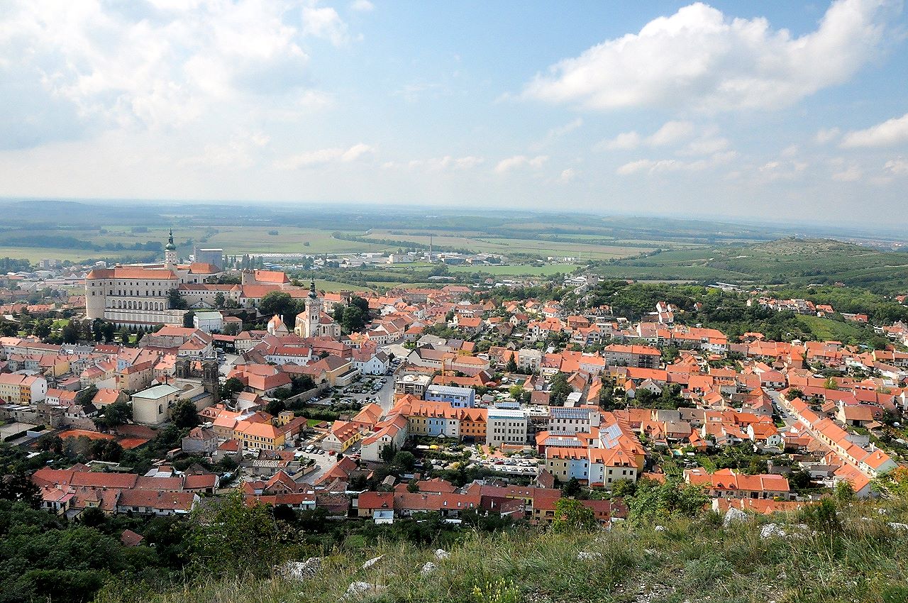 Blick vom Tanzberg (Svatý kopeček) hinunter auf Nikolsburg (Mikulov)