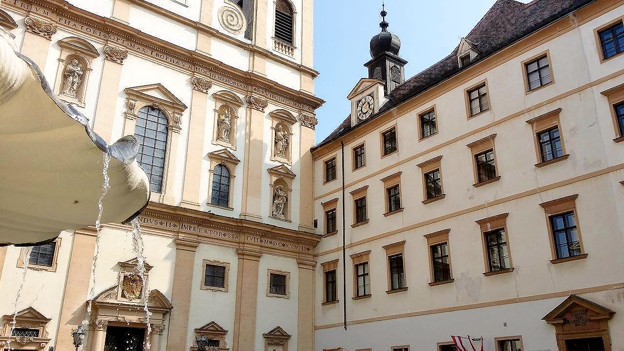 Barocke Jesuitenkirche (Universitätskirche) (18. Jhdt.) und Jesuitenkolleg