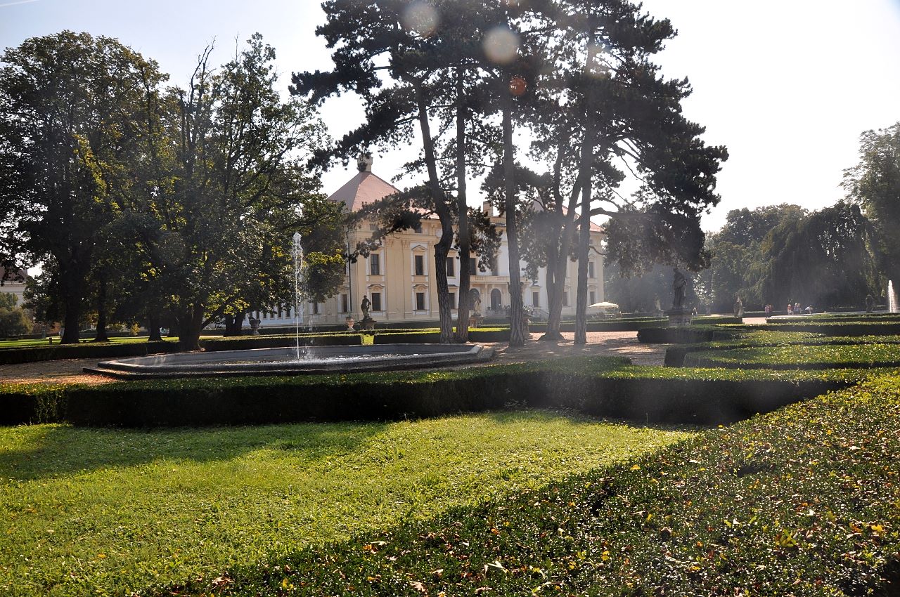 Im stimmungsvoll harmonischen Garten von Schloss Slavkov