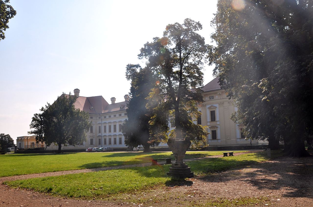 Die Größe erhält das Schloss Slavkov durch die vielen Räume der Seitentrakte