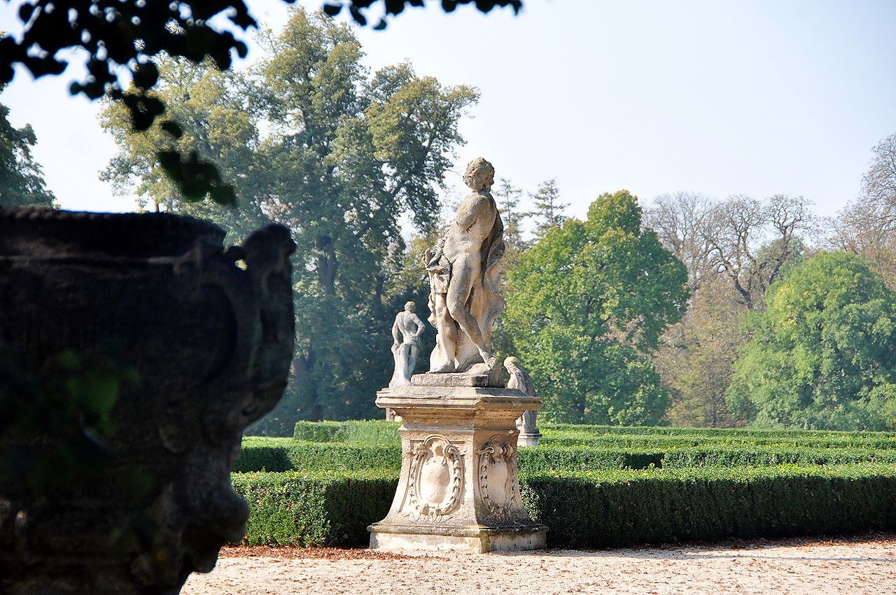 Der Landschaftsgarten von Schloss Austerlitz weist noch viele Reste des vorhergehenden Barockgartens auf, darunter zahlreiche Statuen