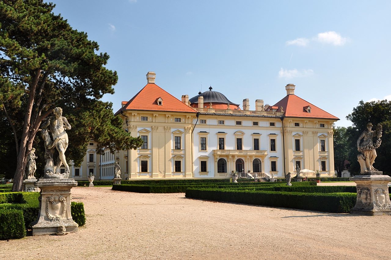 Gartenansicht des Schlosses Austerlitz