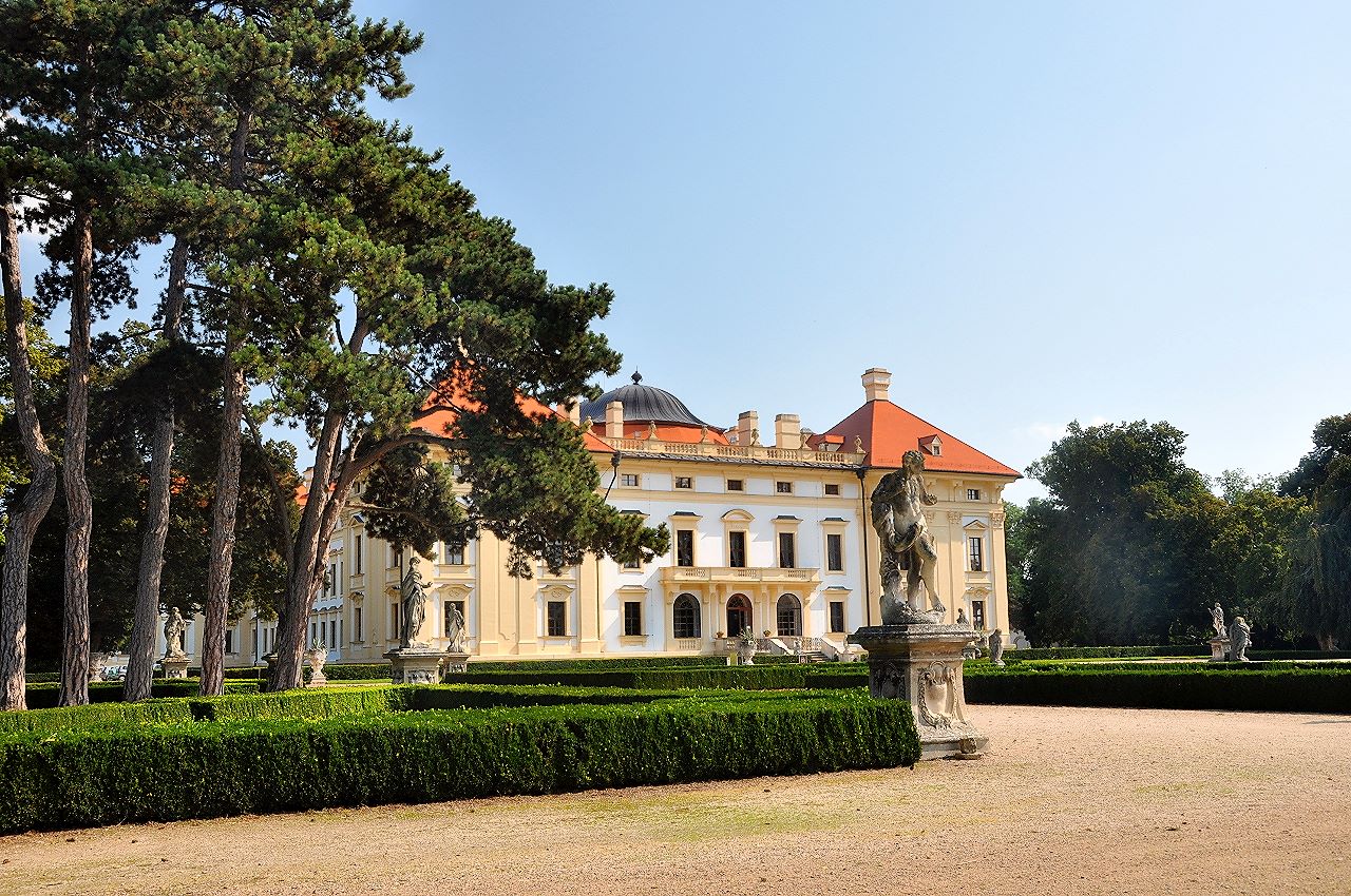 Der Landschaftsgarten von Schloss Austerlitz weist noch viele Reste des vorhergehenden Barockgartens auf