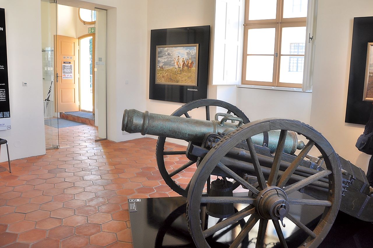 Französische Kanone der Schlacht bei Austerlitz im Eingangsbereich des Museums
