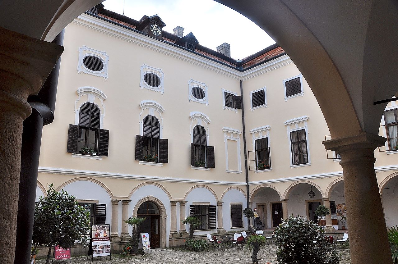 Der Innenhof des Schlosses Milotice mit schönen Arkadenbögen im Stil der Rennaisance