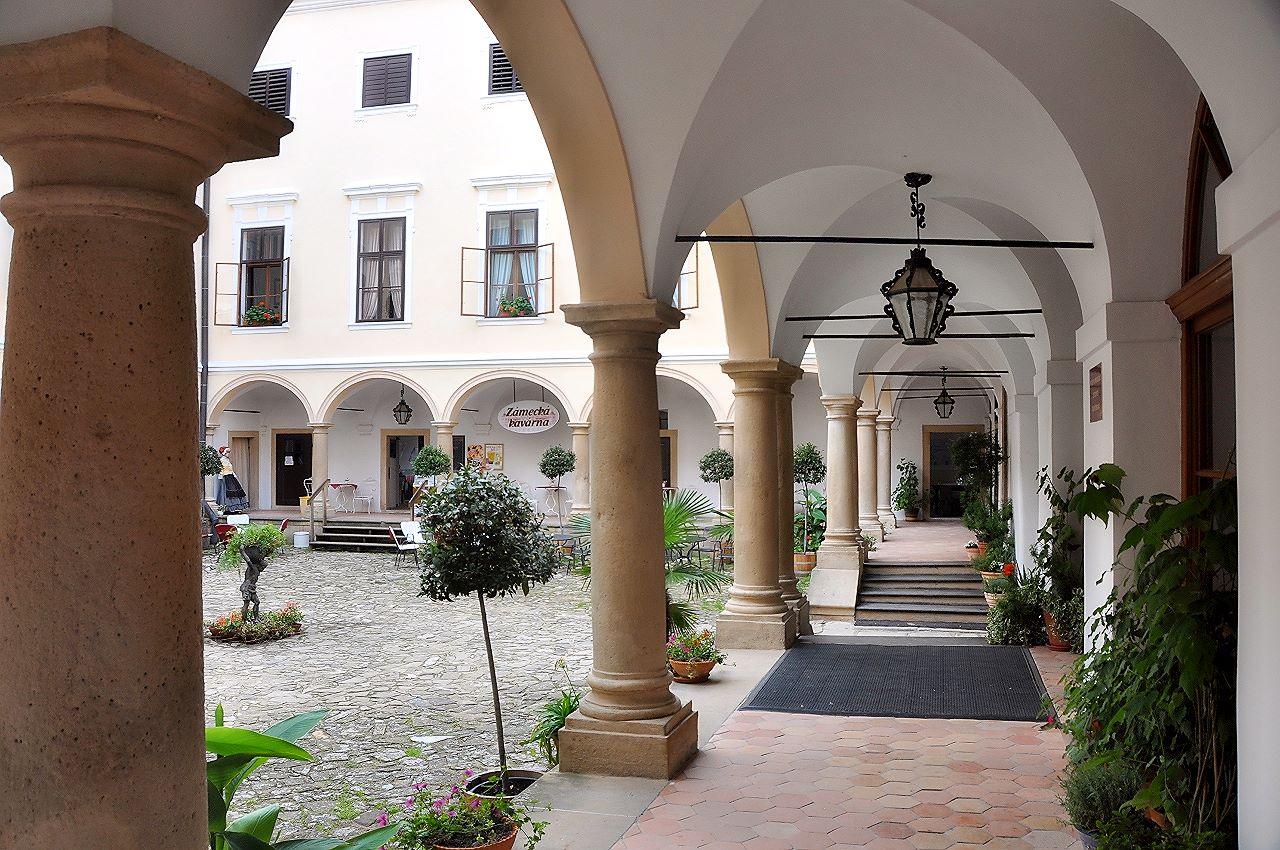 Der Innenhof des Schlosses Milotice mit schönen Arkadenbögen