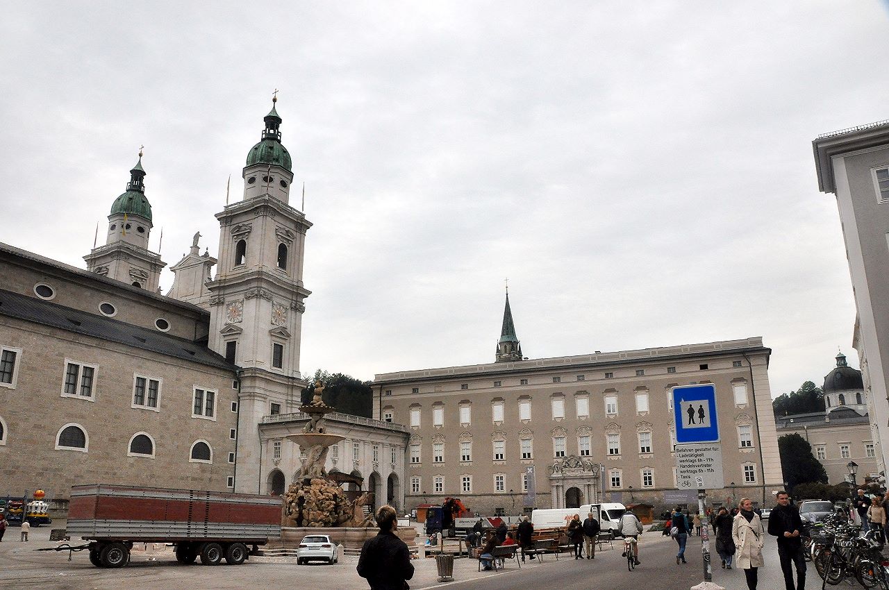 Salzburg, Residenzplatz, Von der Residenz gelangt man über den Dombogen direkt in die Domkirche