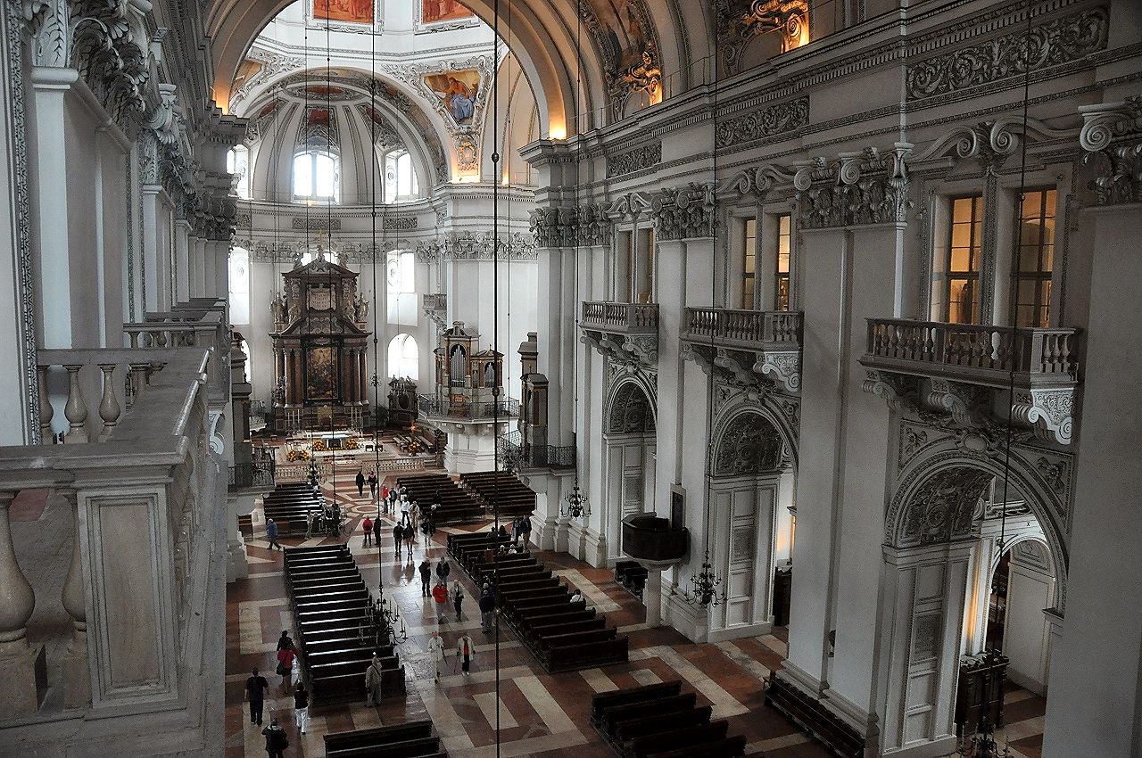 Fantastischer Blick in den frühbarocken Salzburger Dom von der Orgelempore