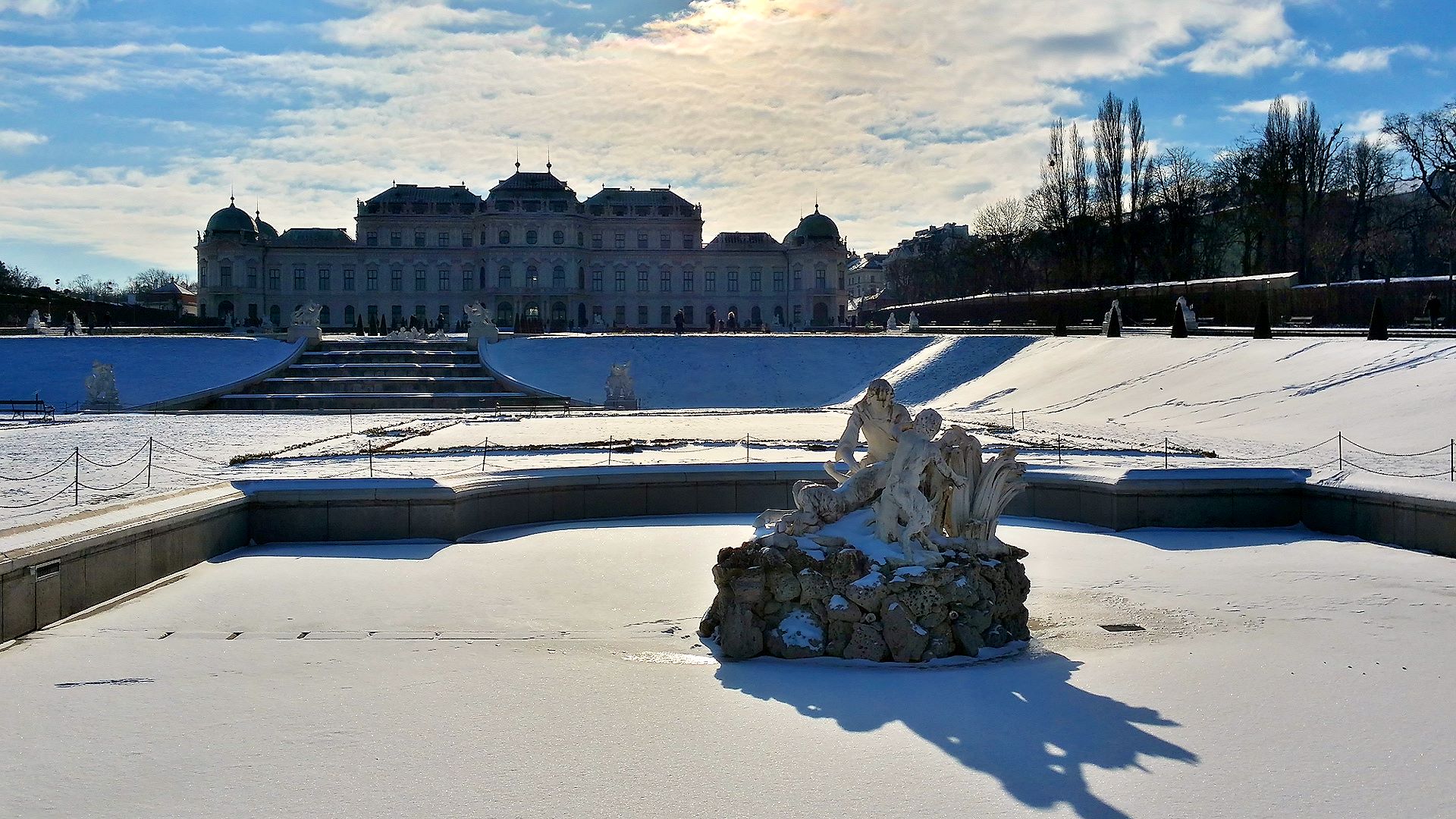 Schlossgarten mit Blick zurück zum Oberen Belvedere