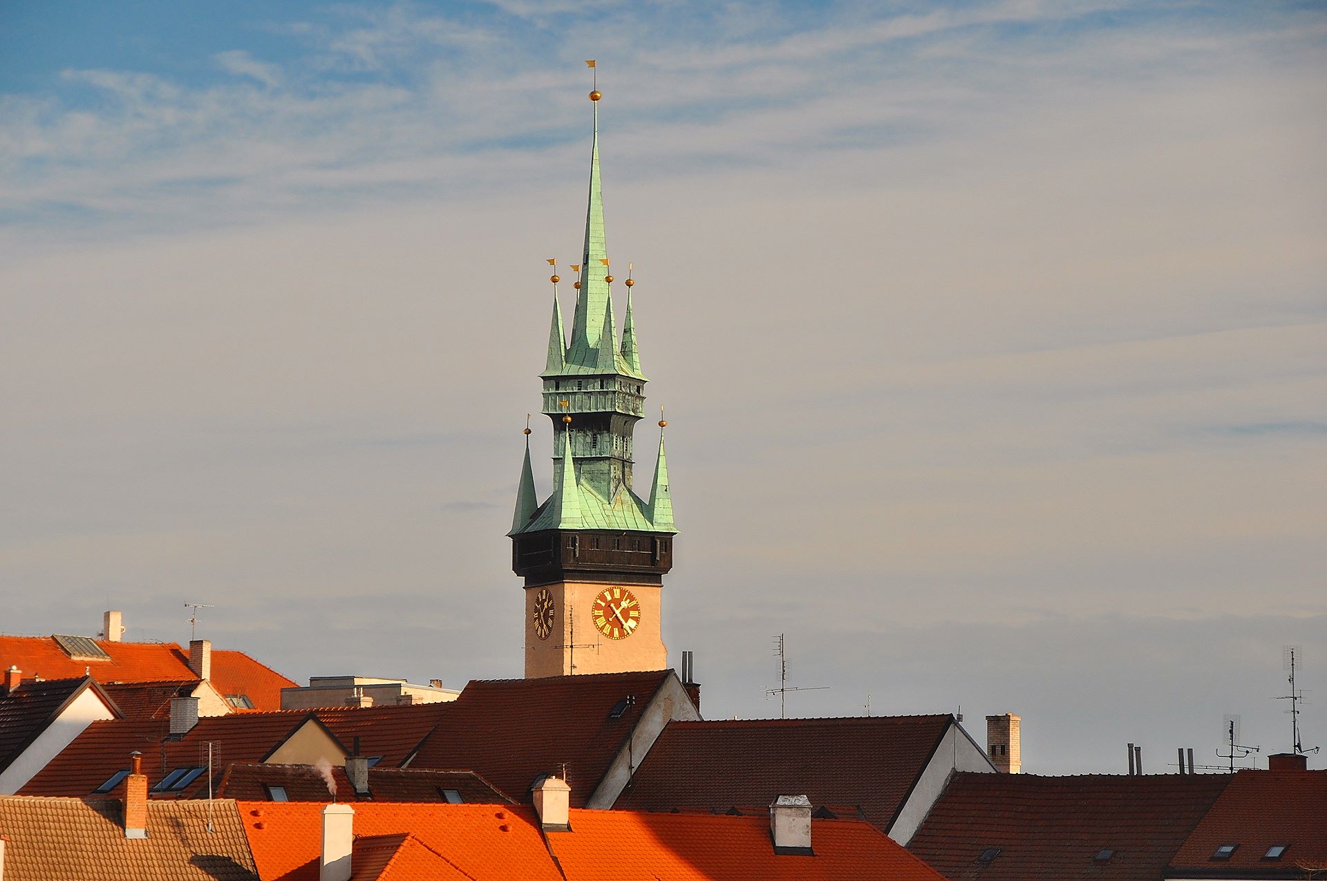 Der gotischer Rathausturm (15. Jhdt.) überrragt die Dächer der Stadt)