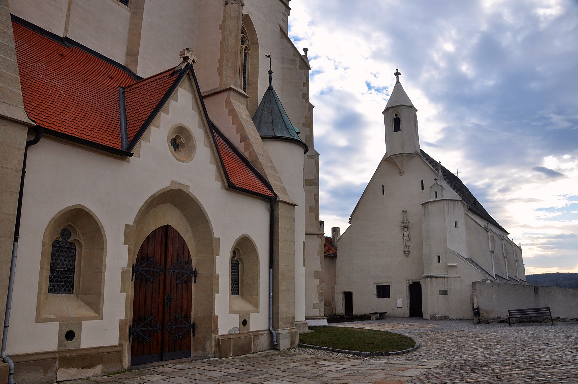 Portal der St. Nikolaus-Kirche (14. Jhdt.) und Wenzelskapelle (16. Jhdt.)