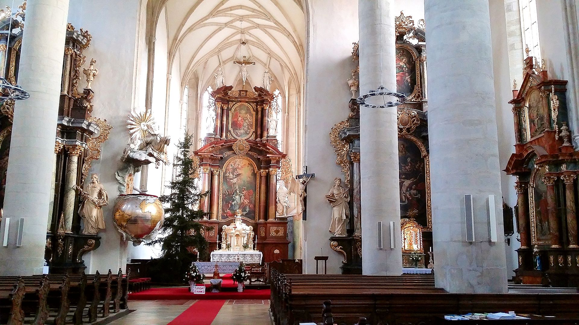 In der St. Nikolaus-Kirche (14. Jhdt., barocke Einrichtung 18. Jhdt.)