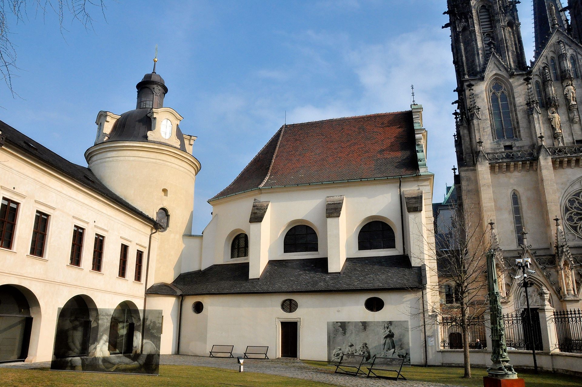 St. Anna-Kapelle und aanschließend die Domdechantei, worin das Erdiözesanmuseum untergebracht ist