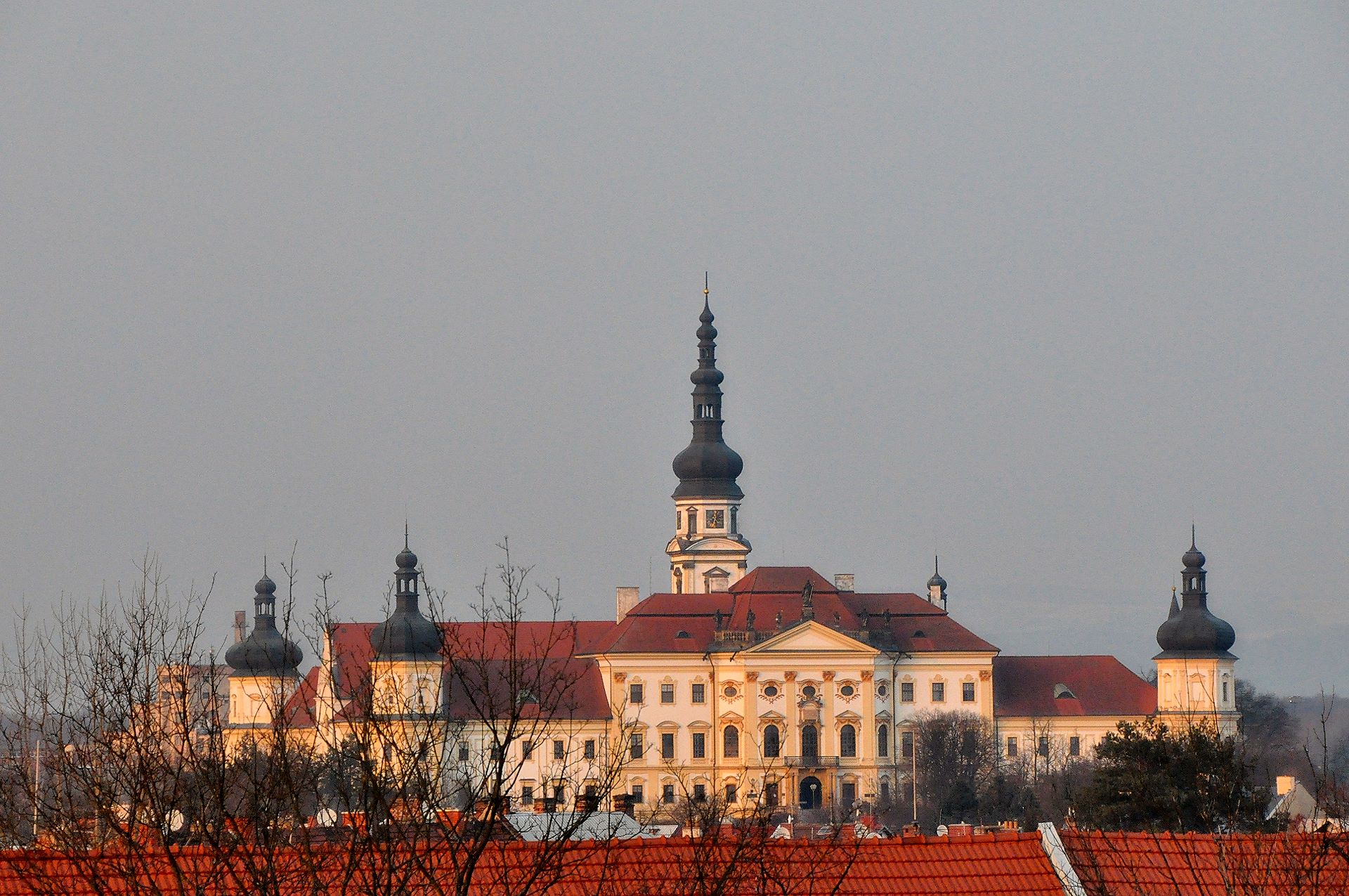 durchs Fenster blickt man zum Kloster Hradisko, eine ehemalig Benediktinerabtei aus dem 17. Jhdt. am Stadtrand von Olmütz