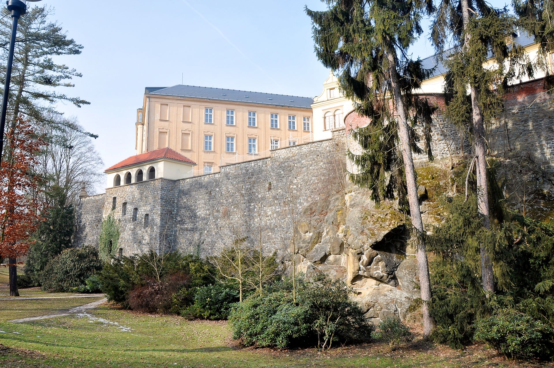 Reste der Stadtmauern, darüber das ehemalige Jesuitenkolleg, heute Teil der Universität