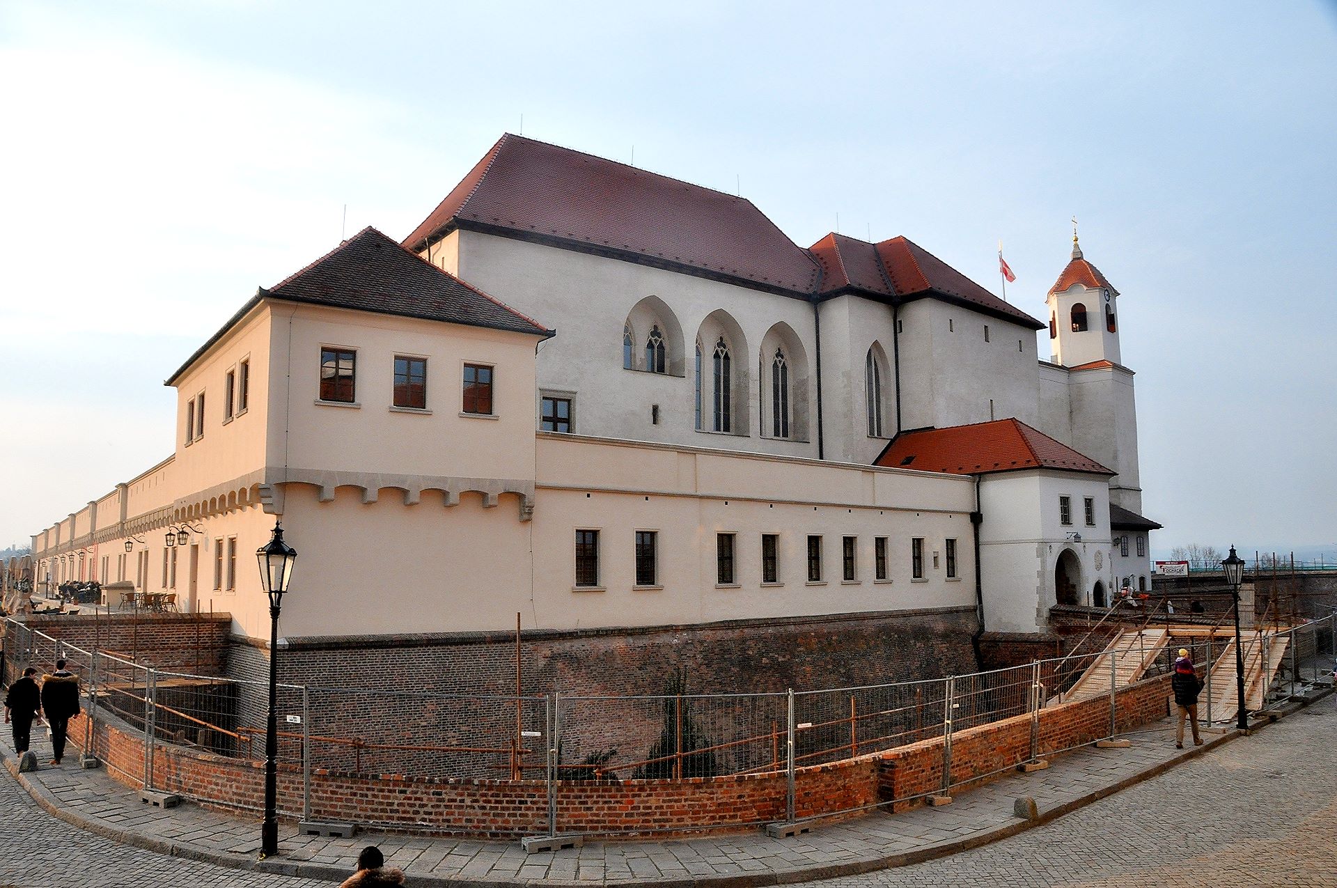 Zentrale Bauten der Festung Špilberk im abendlichen Licht