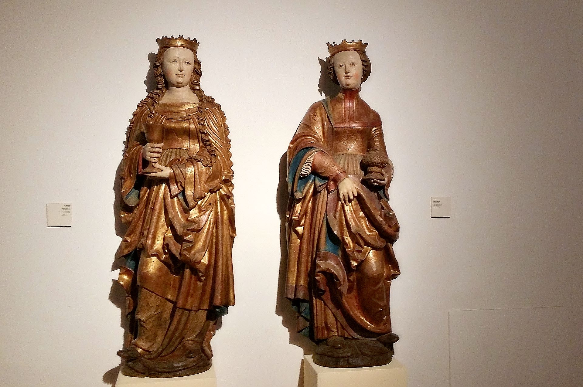 Gotische Heiligenfiguren (rechts Hl. Dorothee)