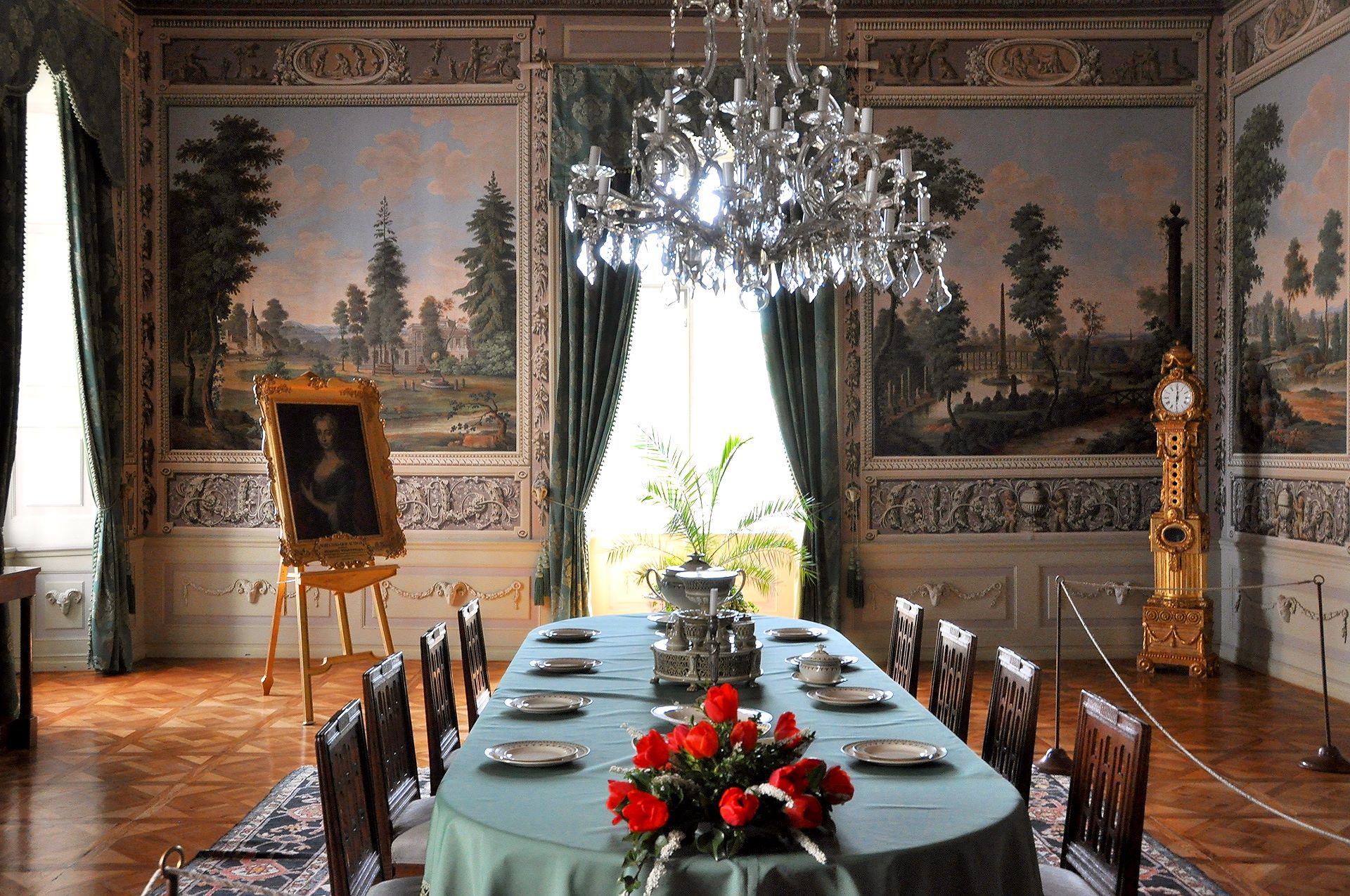 Der Große Speisesaal mit erlesenem Porzellan