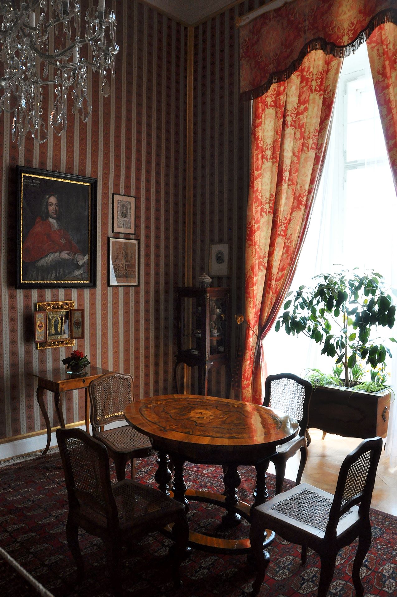 Im Pompejanischen Salon findet sich auch eine Sammlung von Porzellan der 1830er-Jahre, die in der Frainer Manufaktur des Schlossbesitzers hergestellt wurde