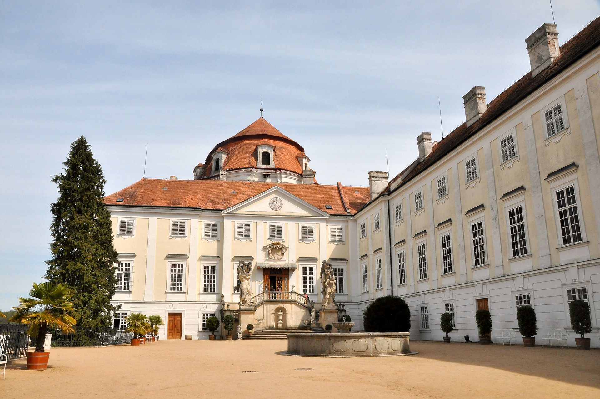 Der Hof im Zentrum des barocken Schlosses, die Kuppel bedeckt den Ahnensaal