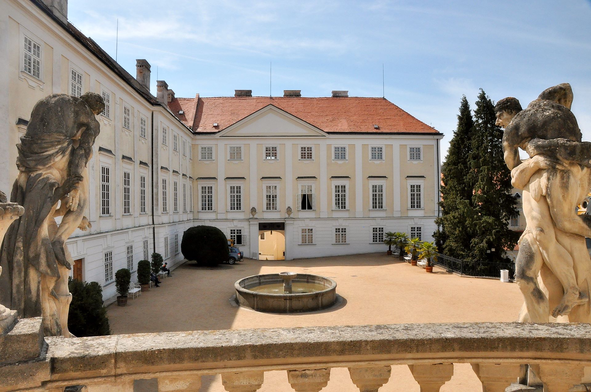Hof des barocken Schlosses Frain