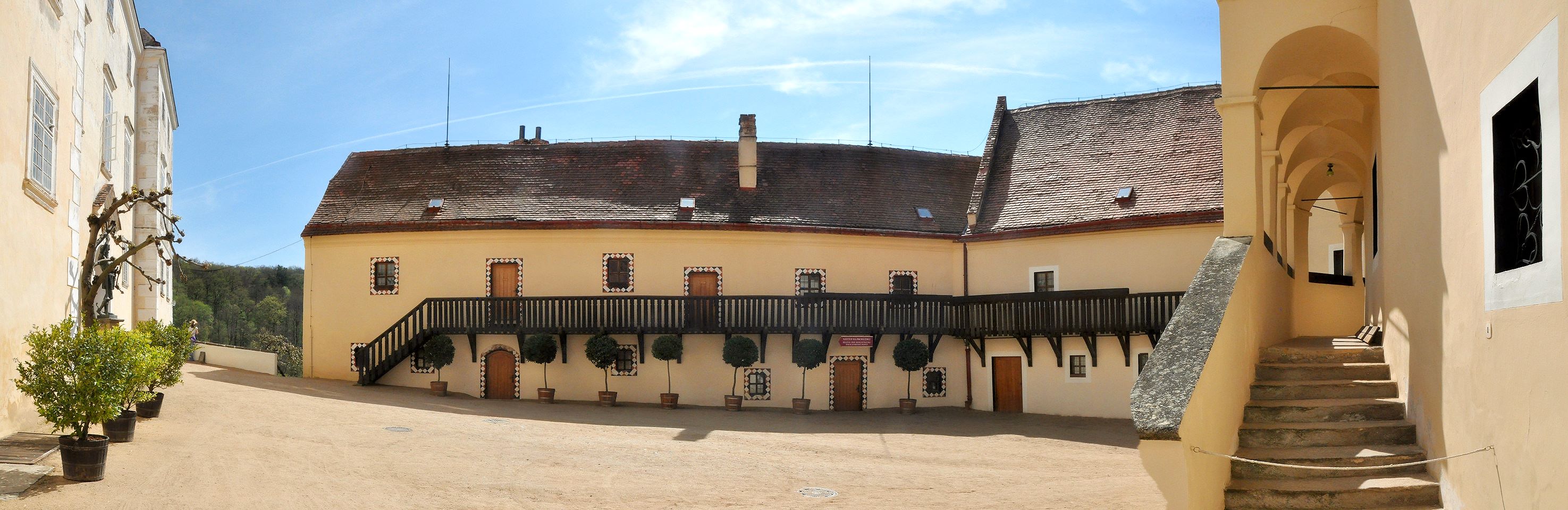 Der erste Hof von Schloss Frain, der mittelalterliche Burghof