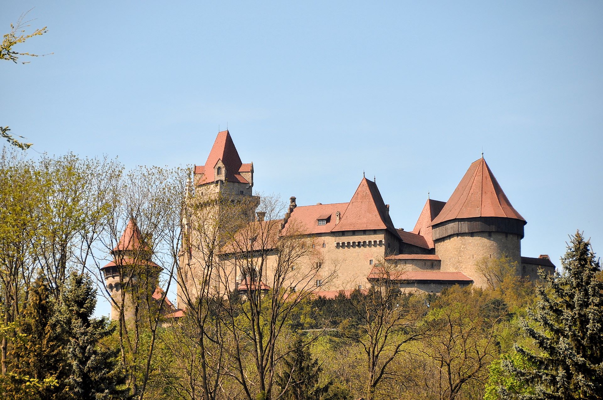 Burg Kreuzenstein, Ansicht vom Fuße des Burghügels