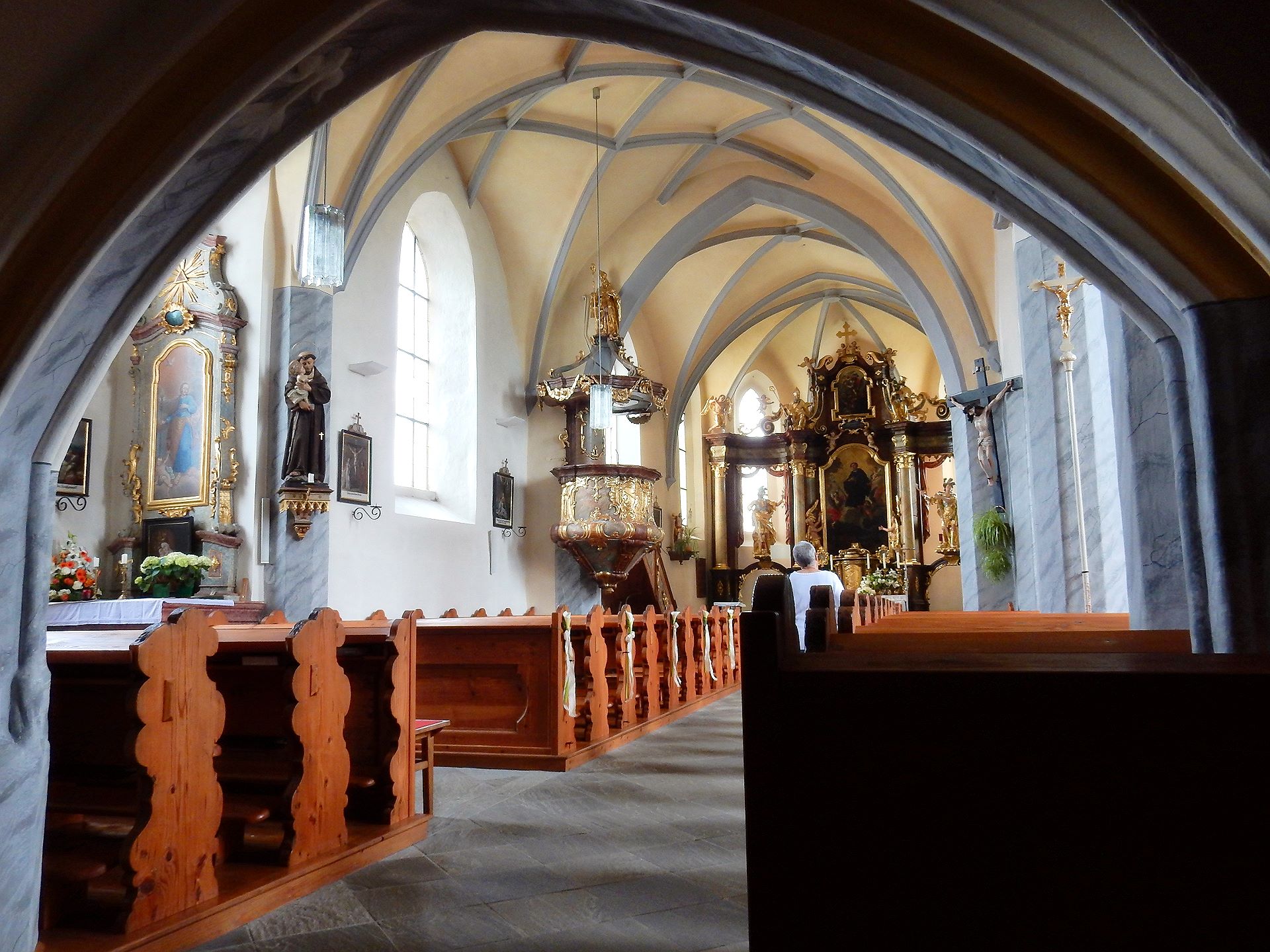 Pilgerziel, die kleine Kirche von St. Leonhard am Wald mit barockem Hochaltar