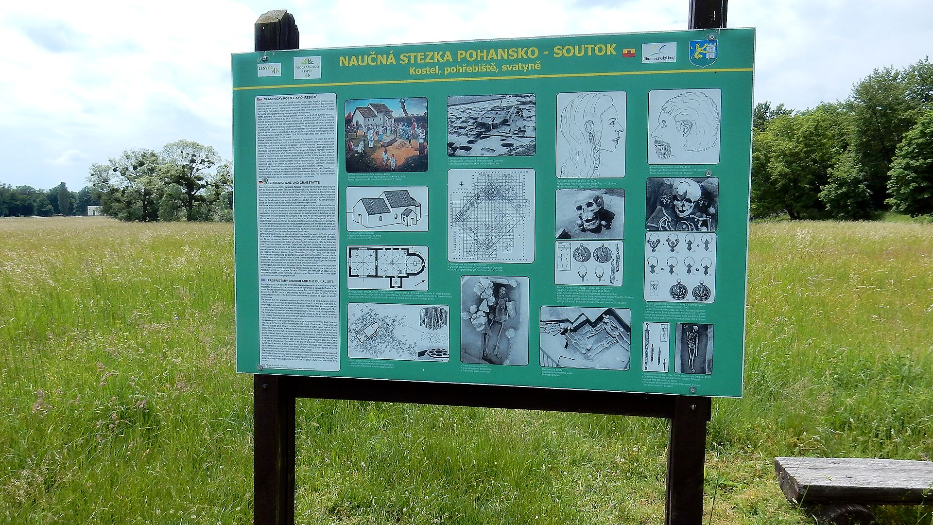 Mehr als an den Steinfundamenten erkennt man an den erklärenden Hinweistafeln die Bedeutung von Pohansko als Fundort