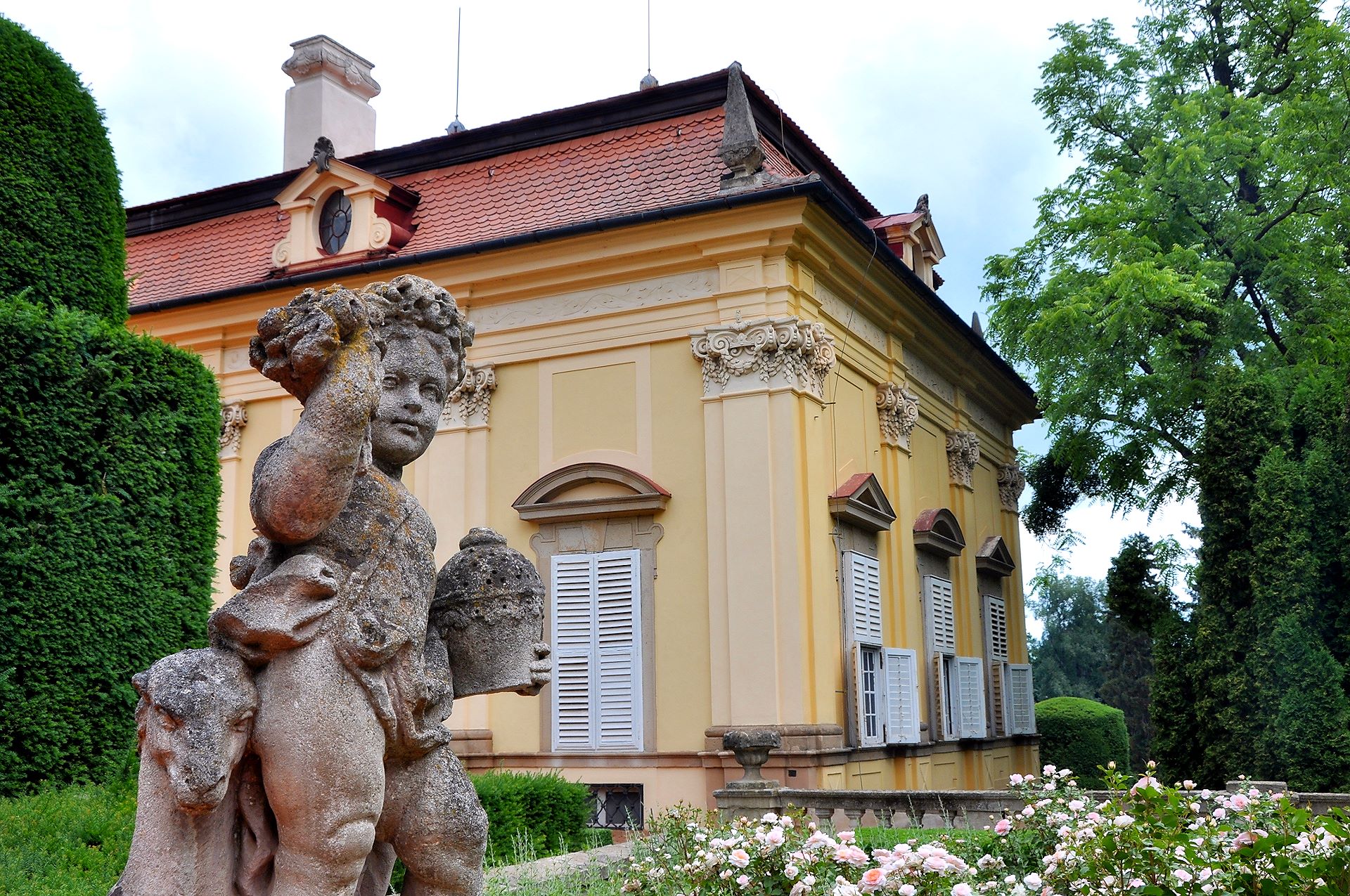 Gartenseite des Schlosses Buchlovice