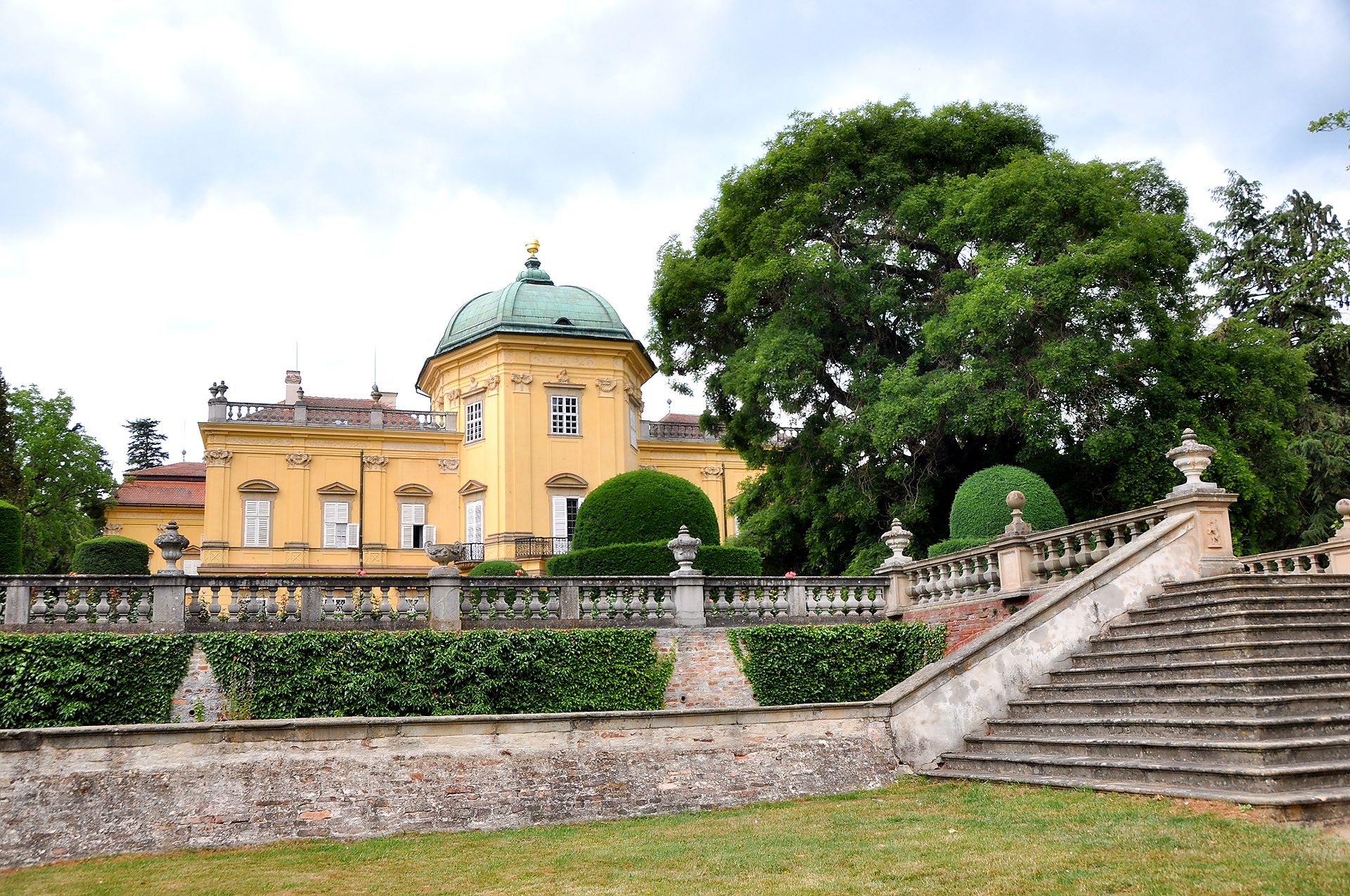 Gartenseite des Schlosses Buchlovice