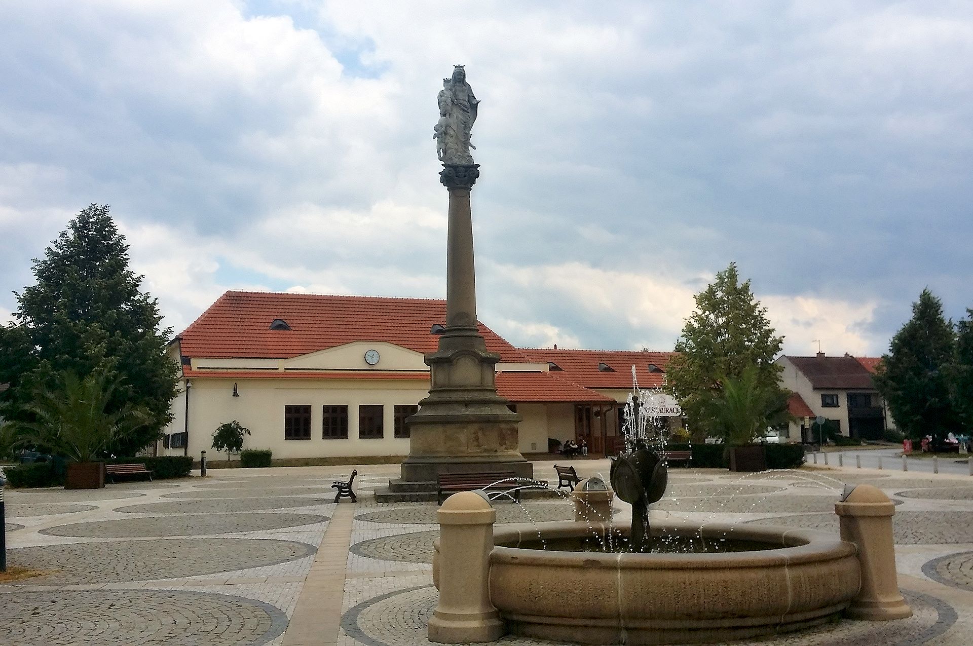 Hauptplatz des Orts Buchlovice